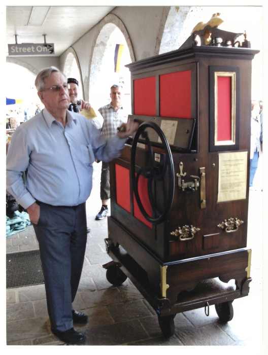 Foto Jan van Dinteren met draaiorgel