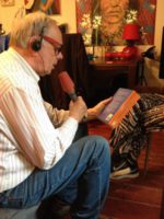 Evert Kupers leest voor uit het boek WIJ